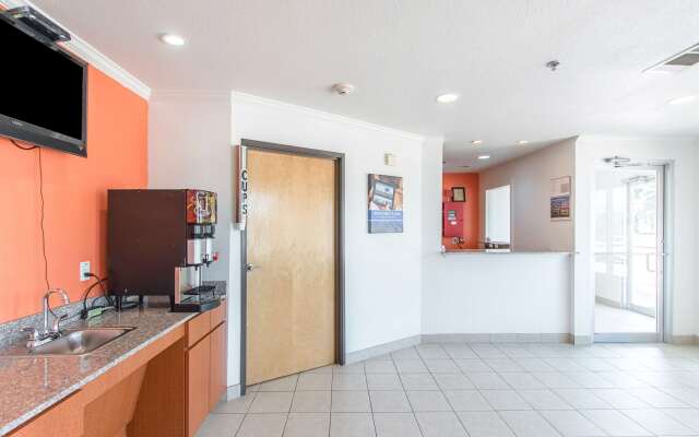 Motel 6 Hutchins