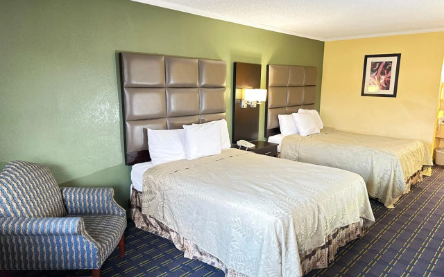 Rodeway Inn & Suites Plymouth Hwy 64