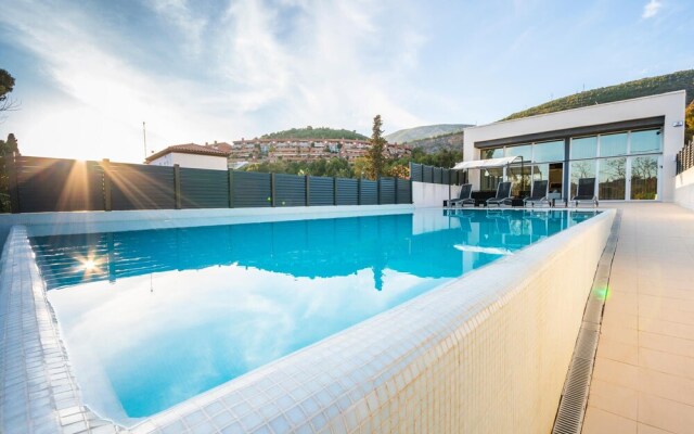 Luxurious Villa. Overflowing Pool 100 Meters From the Beach