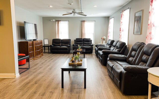 THE 1023 With Private Yard & Parking, Near Falls & Casino by Niagara Hospitality