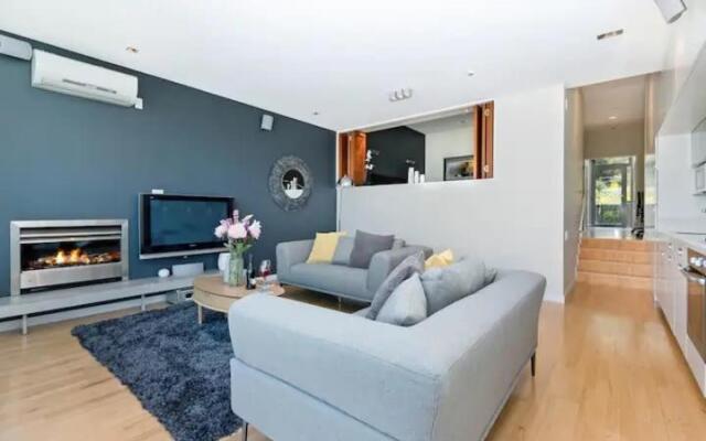 Luxury Lakeview 2 Bedroom Apartment