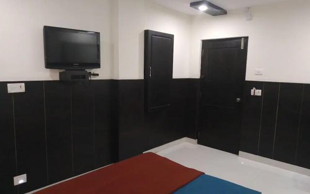 Iroomz Hotel Adhikar