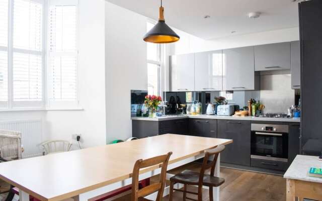 Modern 1 Bed 2-storey Flat in Clapton