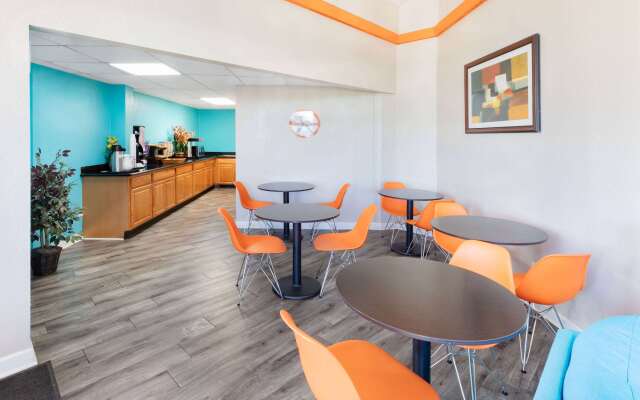 Howard Johnson by Wyndham Houston Hobby Airport