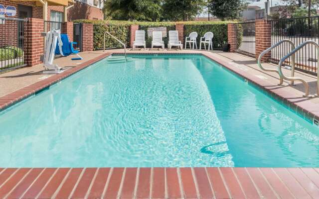 Days Inn & Suites by Wyndham Dallas