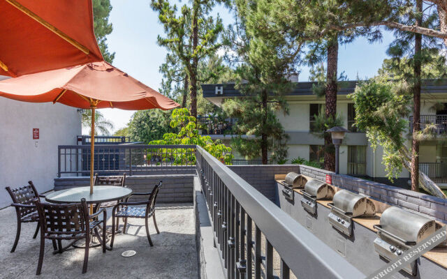Toluca Hills Apartments By Avalon