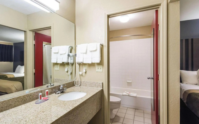 Econolodge Inn & Suites