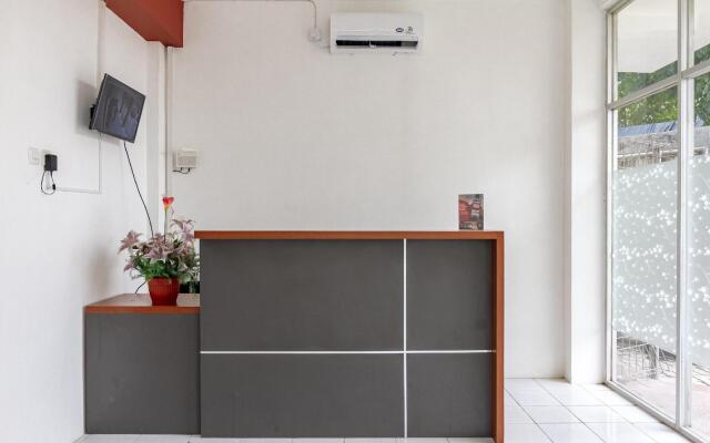 RedDoorz Plus @ Gunungsari Surabaya