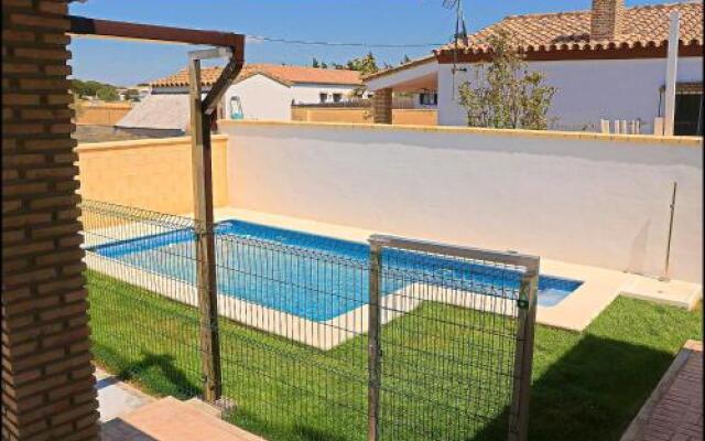 Bungalow en Conil con piscina