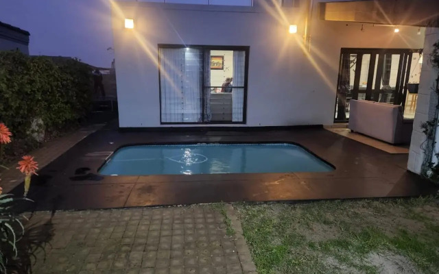 Spacious 4 bedroom hideout sanctuary with pool
