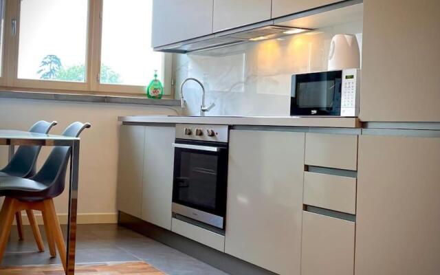 Chic Apartment - River View - Free Parking and WIFI