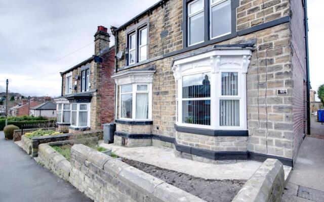 Cosy home from home -FreeParking-Close amenities