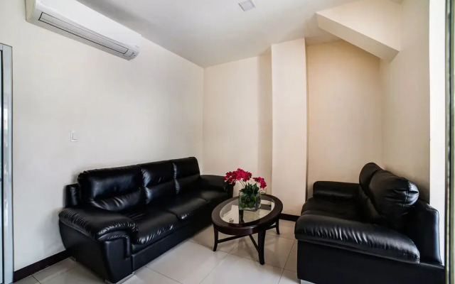 OYO 256 Sakura Suites