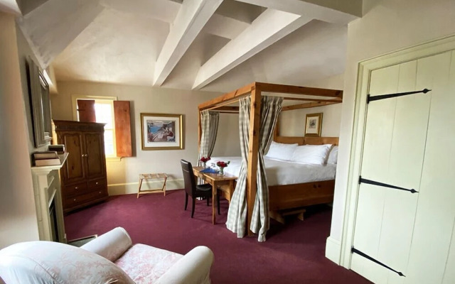 The Red Lion Inn Resort 1704