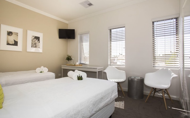 Lakeside Retreat – Guest Rooms – Perth