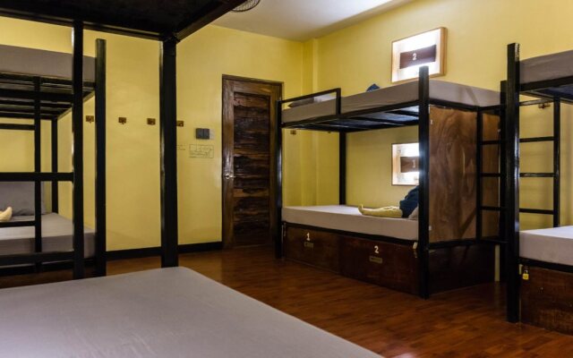 Outpost Beach Hostel - Adults Only