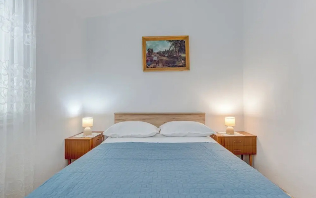 Seafront apt With Terrace, 4 Bedrooms and Mooring