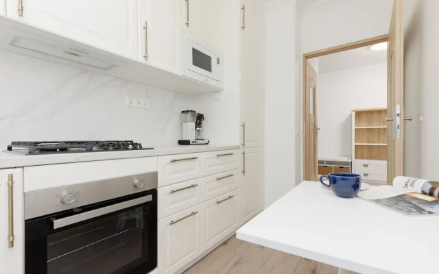 Modern Two-bedroom Warsaw by Renters