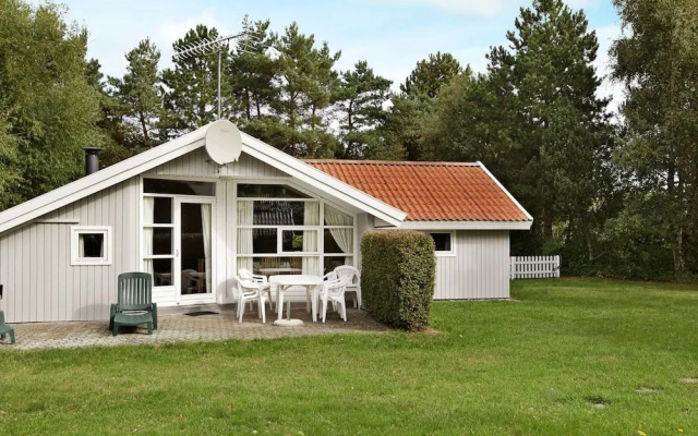 Quiet Holiday Home in Rodby near Sea