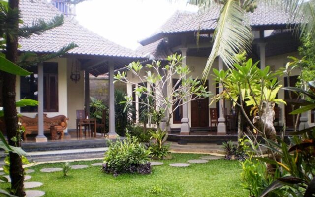 Loka Sari Guest House and Spa