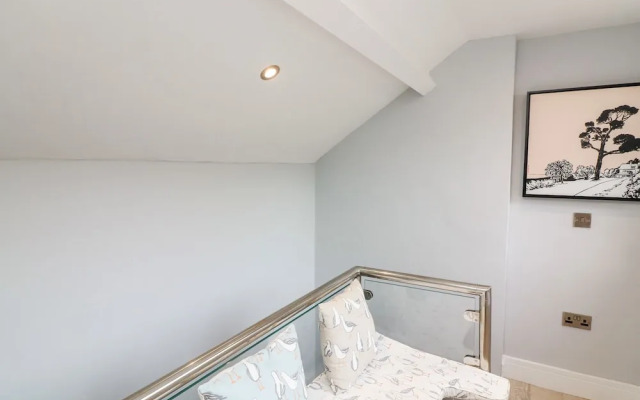 2 Russell Court