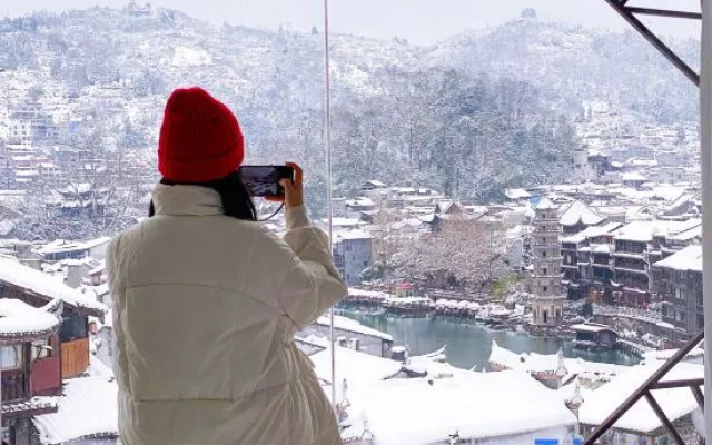 Jiuye Banshan B&B (Phoenix Ancient Town Store)