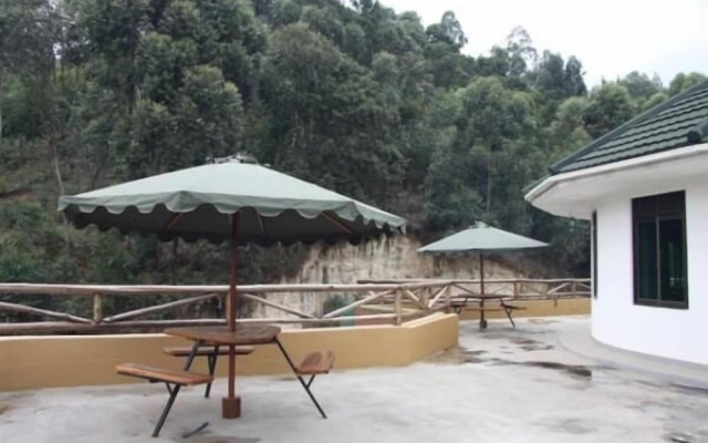 Bunyonyi Safaris Resort