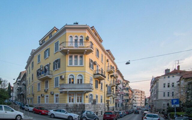 Nice Apartment in Split With 2 Bedrooms and Wifi