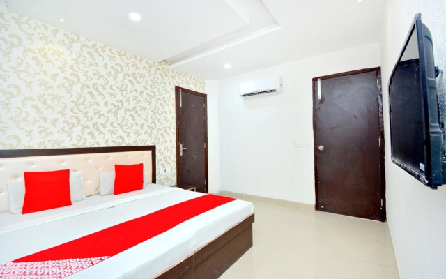 OYO 40005 Corner House