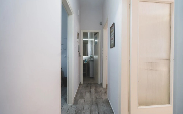 "Daydreamers Flat", staircase to Neos Kosmos