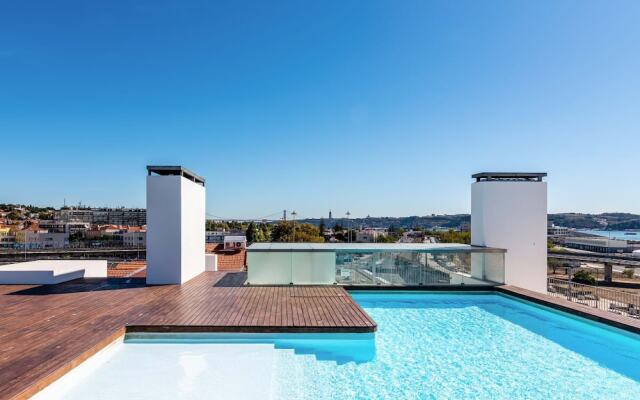 Gorgeous Apartment in Alges With Stunning Rooftop Pool