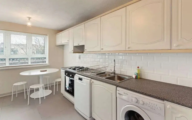 Comfy 6-sleeper Apt w/ Large Patio in W Kensington