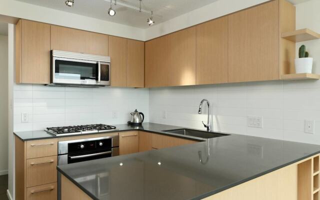 Convenient 2bdr 2BA Richmond Centre Condominium