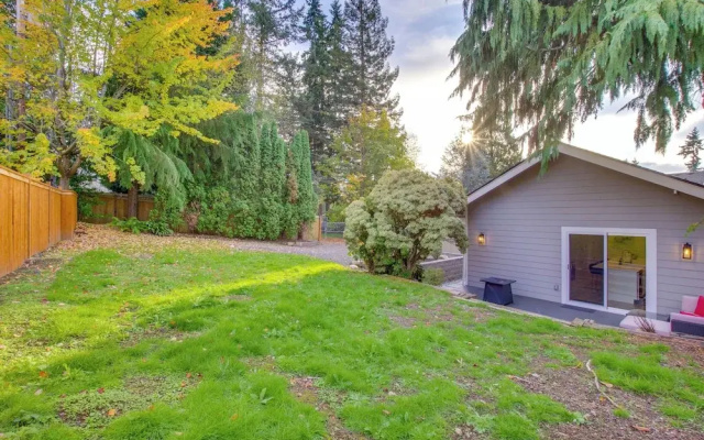 Private Yard & Fire Pit! Modern Kirkland Abode