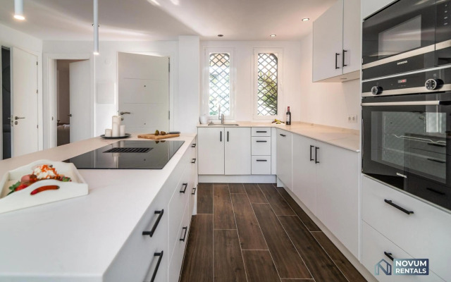 TOP RENOVATED 3-BDRM TOWNHOUSES with POOL, BBQ & ROOFTOP TERRACES