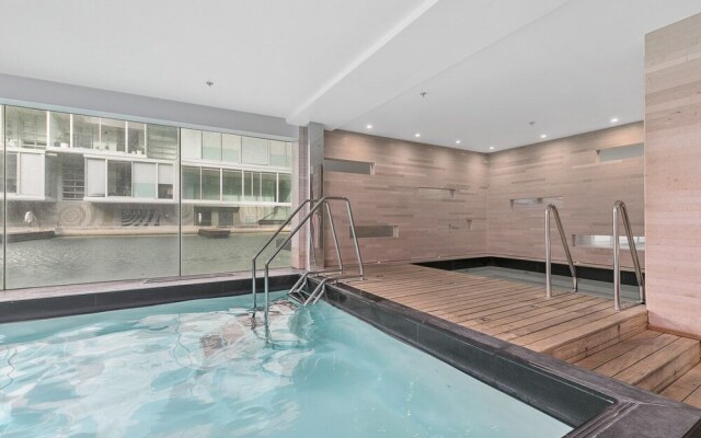 QV Upscale Modern Apt with Parking -965