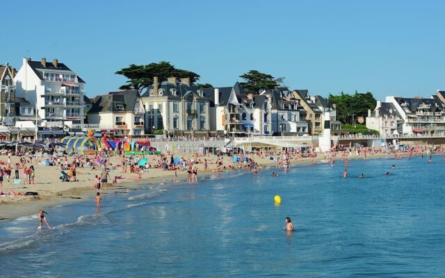 Serene Holiday Home in Pénestin with Garden