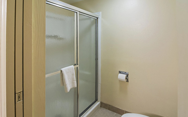 Red Roof Inn & Suites Fayetteville - Fort Bragg