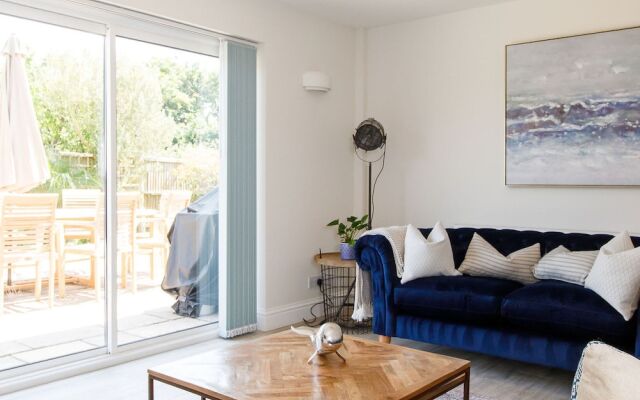 Beach House for 10 With hot tub Garden