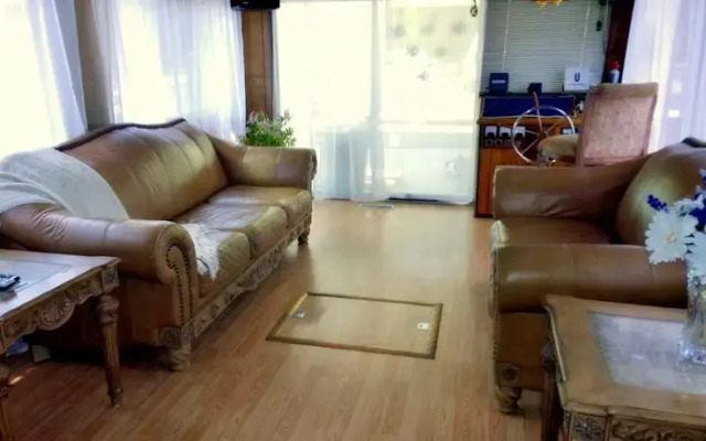 Bayou Rehab Houseboat Rental