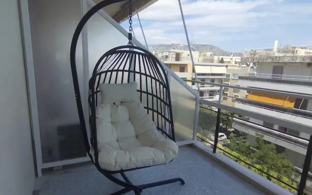 Spacious Seaside Flat at Alimos