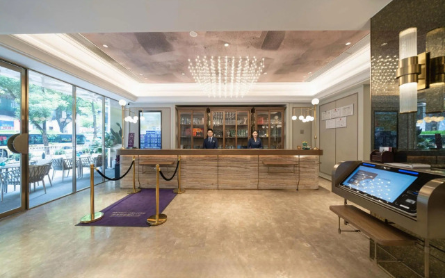 Mercure Chongqing Jiefangbei Hongya Cave