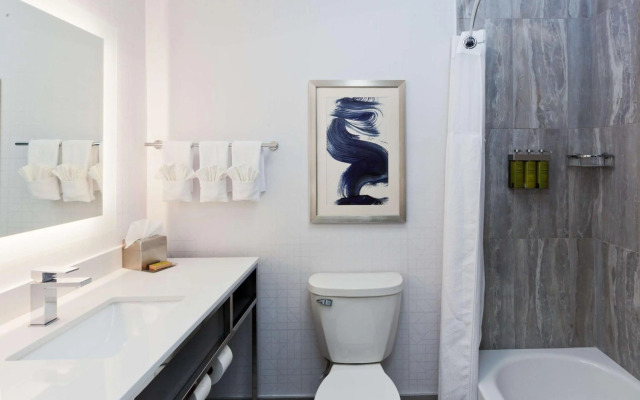 Econo Lodge  Inn & Suites Macon West