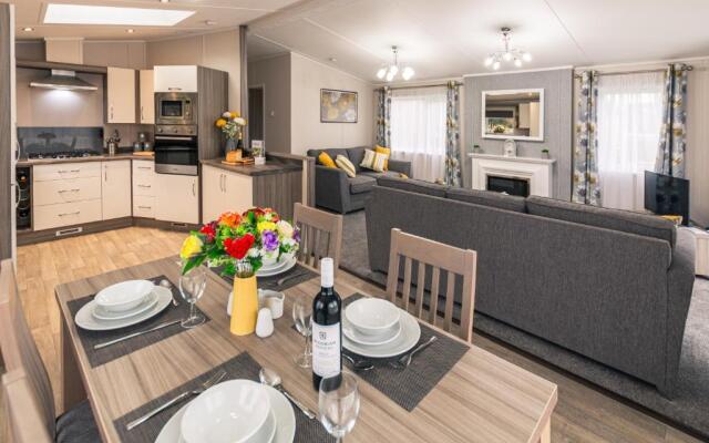 Honeysuckle Lodge with Hot Tub