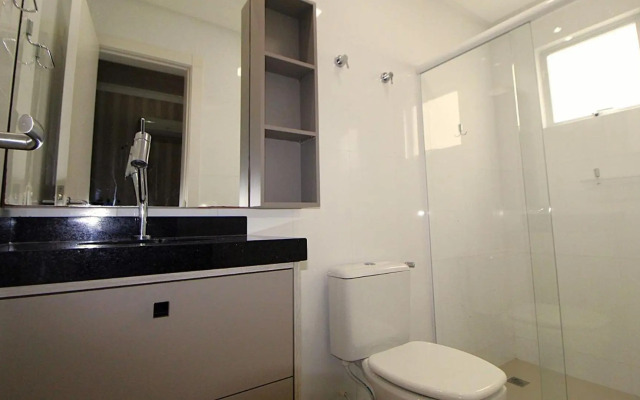 1067 - Apartamento para locação em Bombinhas com 03 suítes