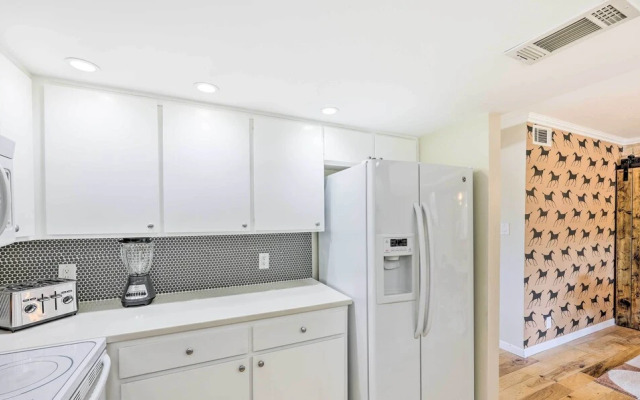 Stunning Old Town Condo: Pool & Sunset Views!