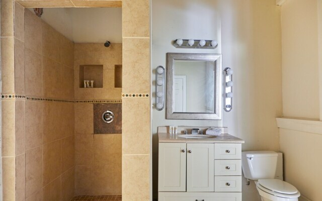 Charming Central Business District Studios by Sonder