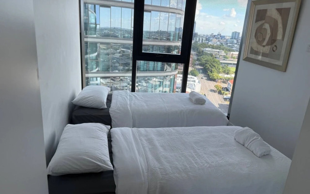 Luxury Apartments w Rooftop Pool CBD
