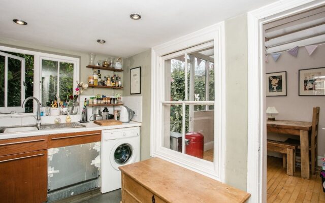 Spacious 3 Bedroom House in Clapton