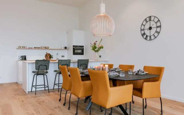 Serene Dikefront Apartment With en Suite Bedrooms and Stunning Views